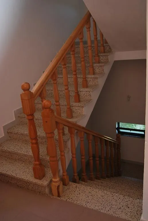 H And H Guesthouse Velipoje