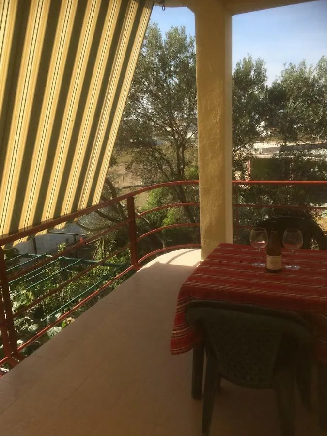 H And H Guesthouse Velipojë Gasthuis